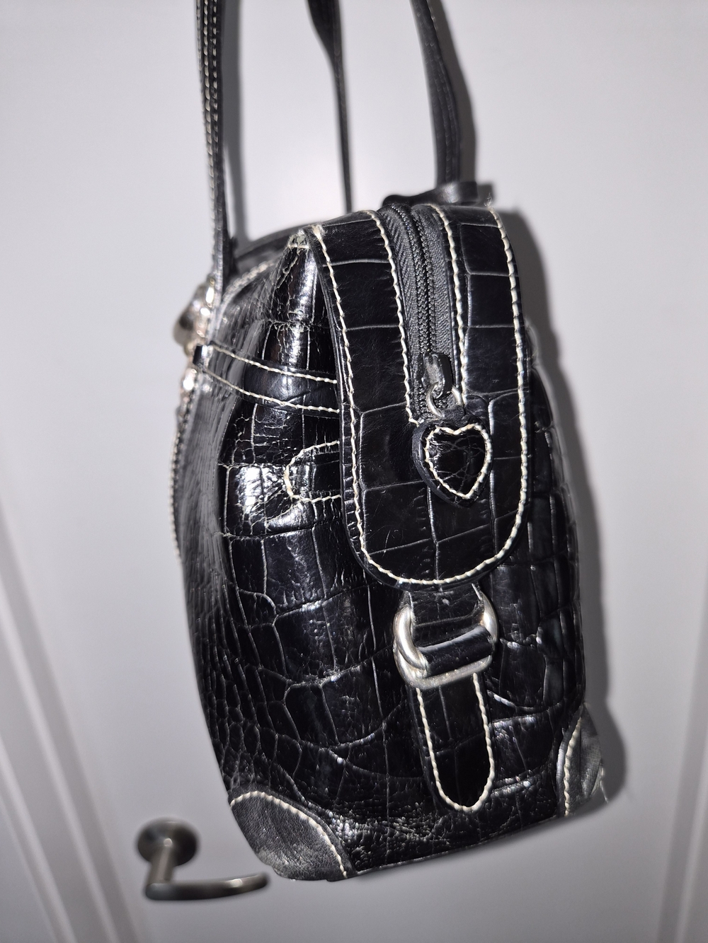 Black Heart-Detail Croc-Embossed Women’s Handbag - Picture 4 of 10